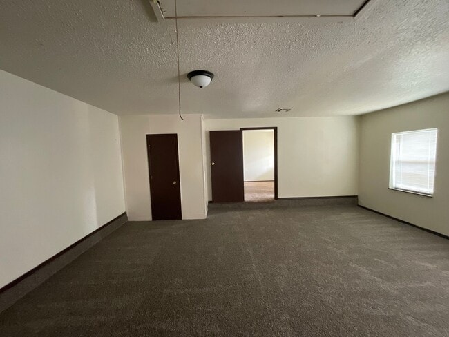 Building Photo - Spacious 4 bed, 1.5 bath