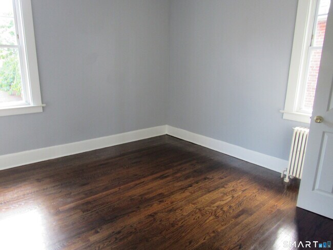 Building Photo - 116 Elm St