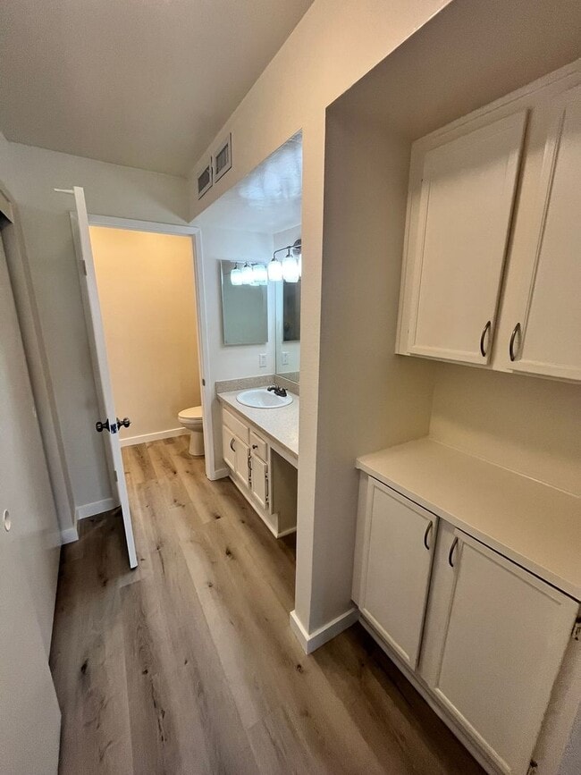 Building Photo - Move-In Ready 2-Bed Condo with Upgrades & ...