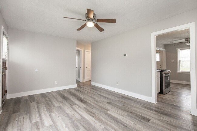 Building Photo - 3 bedroom/1 bath Single House!