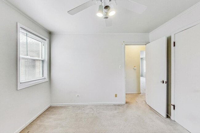 Building Photo - 733 E Rockland Rd