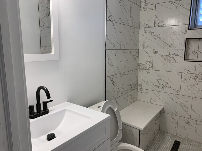 bathroom - 346 W 29th St