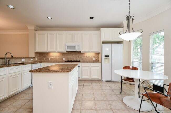 Building Photo - Furnished Montrose rental close to everyth...
