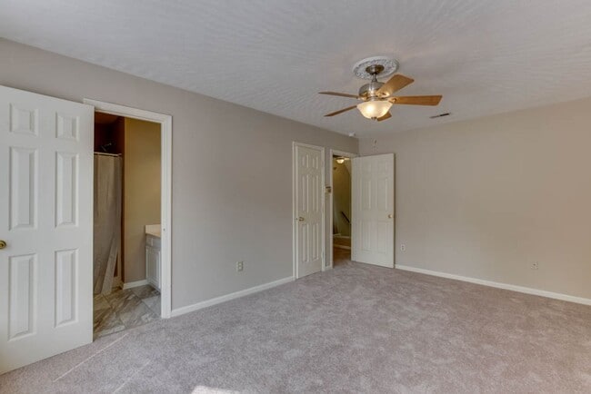 Building Photo - Updated 3-Bedroom Yorktown Townhouse with Private Yard and Community Amenities