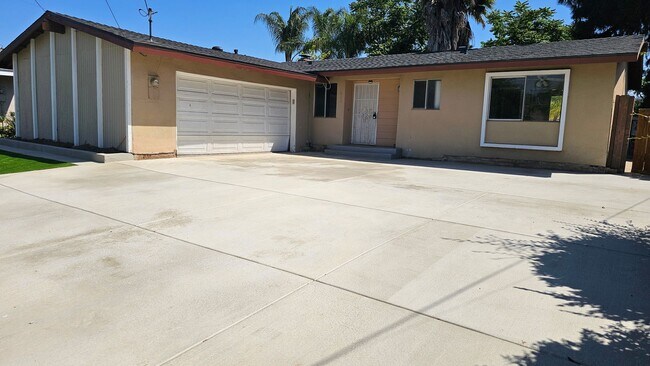 Building Photo - 3 bedroom 2 bath House in Escondido