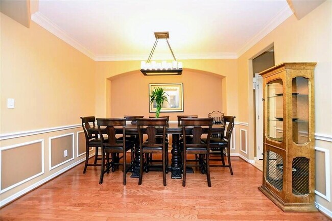 Building Photo - 3 Bed Single-Family Home in Timbergrove Terrace 77008 in Gated Community