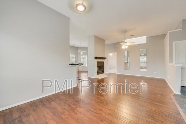 Building Photo - 1220 Royal Crescent Dr