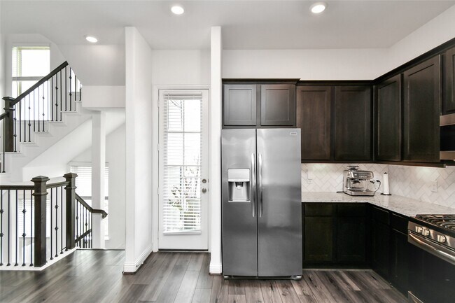 Building Photo - 11012 Mikula Dr