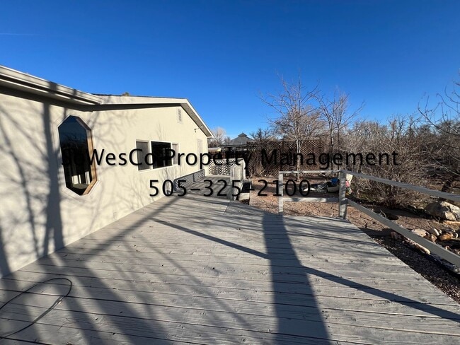 Building Photo - Large 3 Bedroom Home on East Side of Town