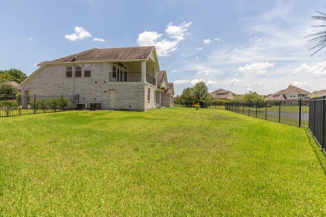 Building Photo - 162 W Hullwood Ct