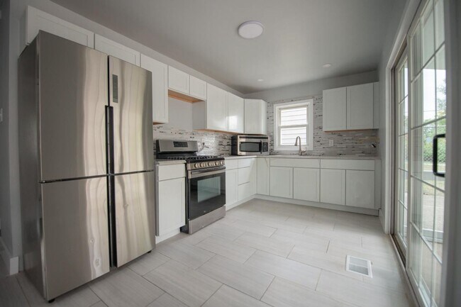 Building Photo - 4 bedroom 2 Bath home!!