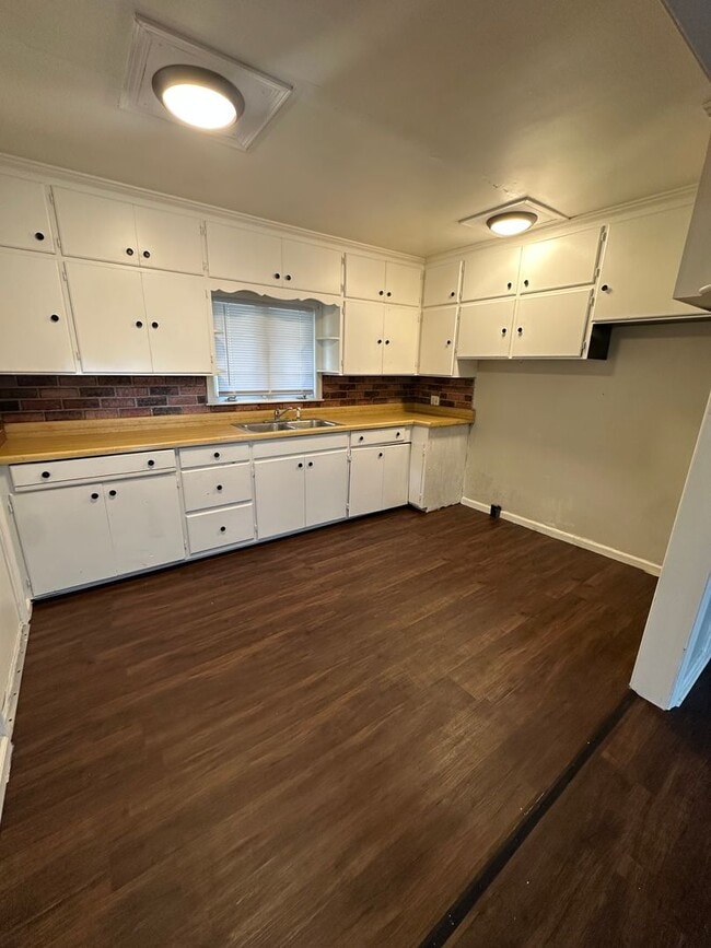 Building Photo - 2 bedroom 1 batg