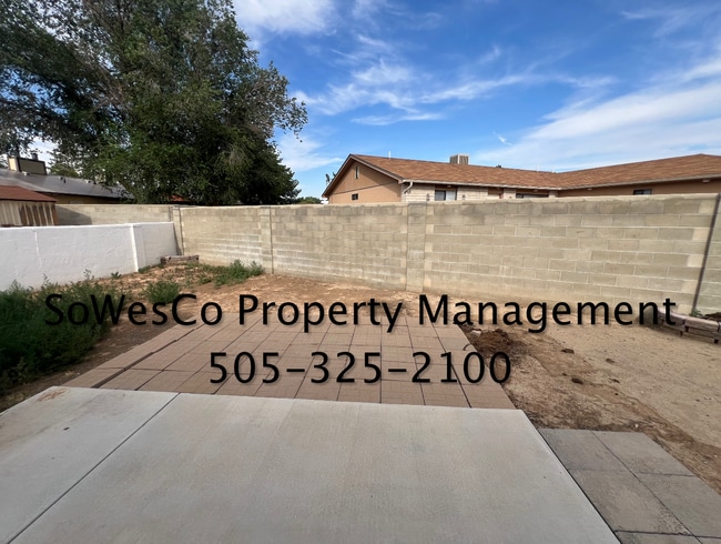 Building Photo - Large Home on West Side of Town