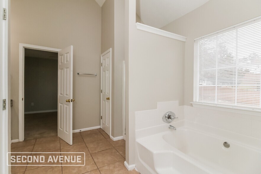 Building Photo - 5681 Spring Mill Cir