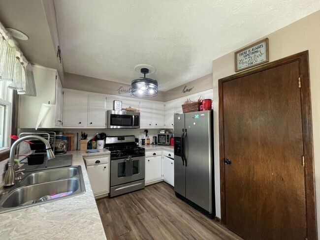 Building Photo - Home For Rent Bellevue.