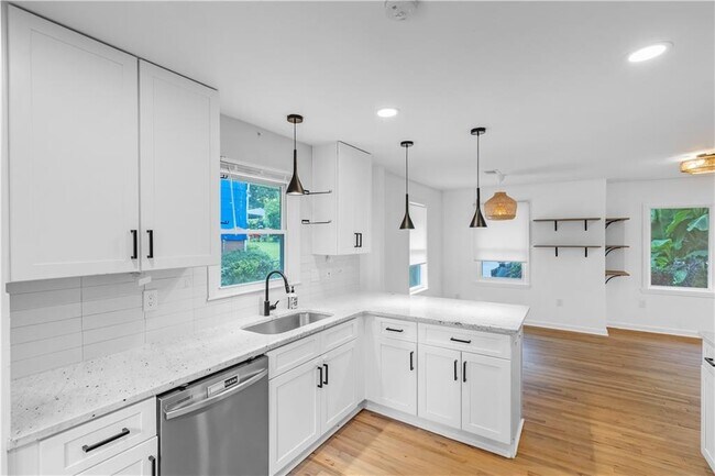 Building Photo - 844 Deckner Ave SW