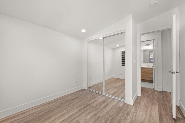 Building Photo - Detached 1 bedroom!