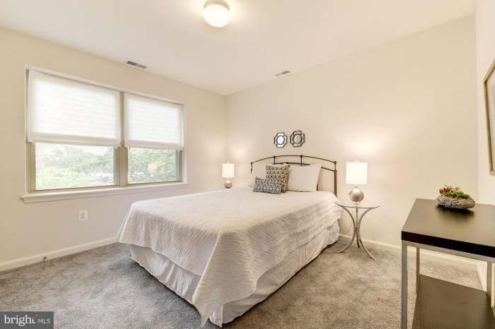 Building Photo - 1240 Holbrook Ter NE