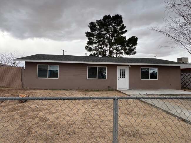 Building Photo - 3 Bedroom 2 Bathroom House Located in Gran...