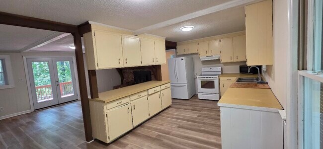 Building Photo - 2212 Old Kearney Rd