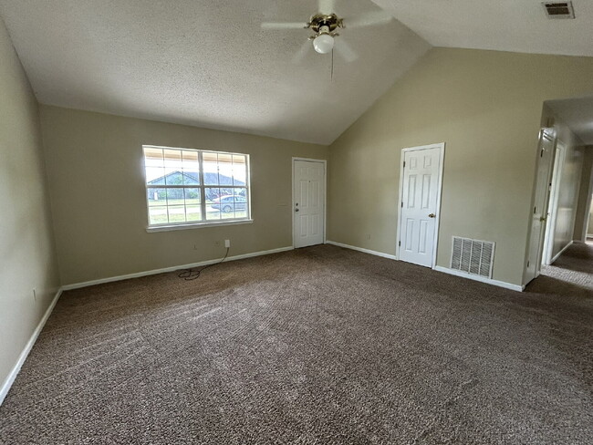 Building Photo - Home For Rent
