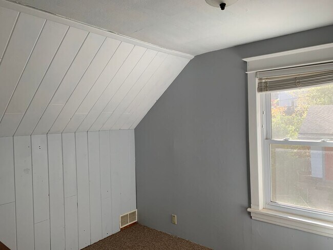 Building Photo - AVAILABLE SEPTEMBER - Must-Have 3 BED 2 BATH