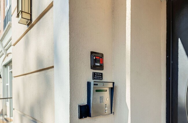 Building Photo - Awesome 1BE/1BA Condo in the heart of West End!