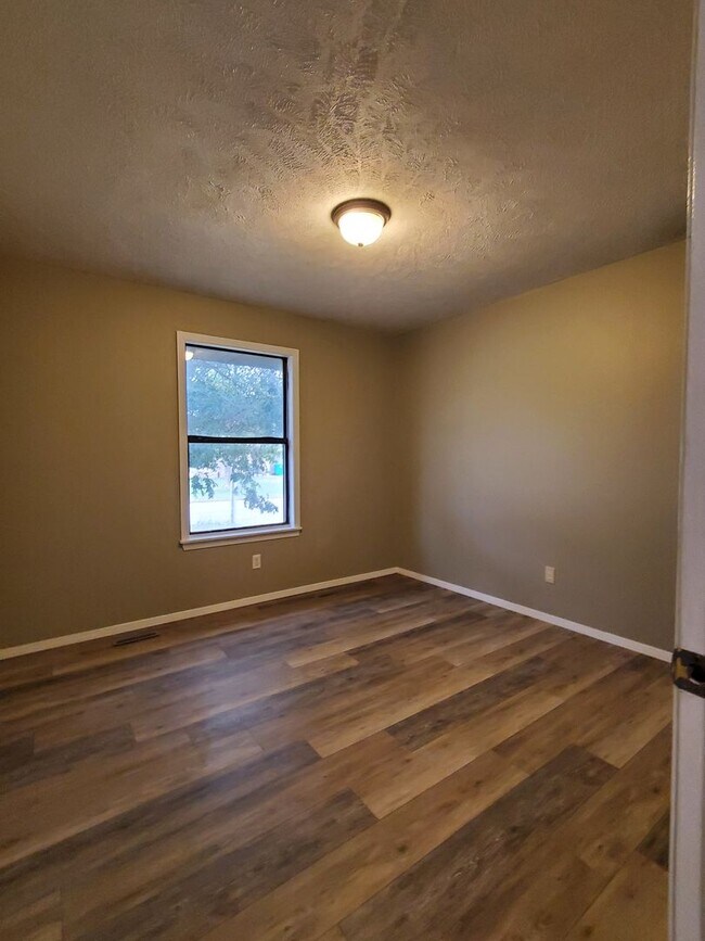 Building Photo - LEASING