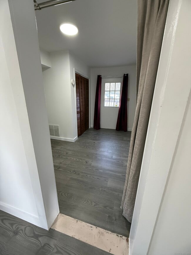 Building Photo - 74 Grove Beach Rd N