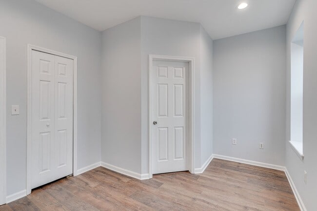 Building Photo - Newly Renovated Temple Apartment