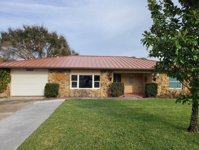 Building Photo - 2557 Pineapple Ave