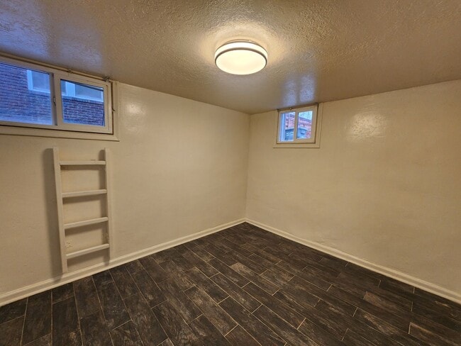 Building Photo - F99if900 (4Plex) ***