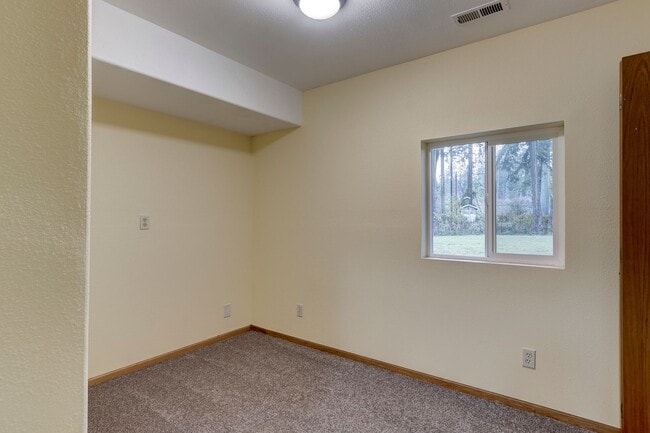 Building Photo - 3 Bedroom 2.5 bathroom nestled in woods with water view