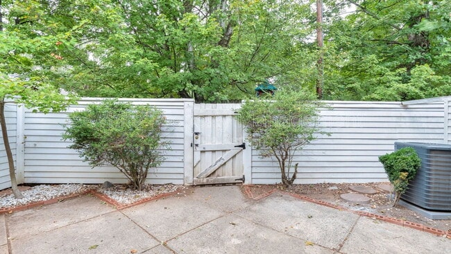 Building Photo - 6927 Stonington Ln