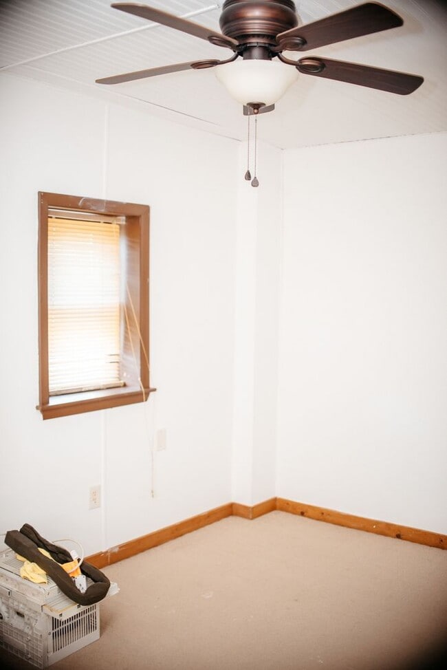Building Photo - 3 Bedroom, 2 Bath Rown Home, 1st Floor Features 1 Bed and 1 Bath