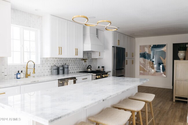 Building Photo - 6629 E Dreyfus Ave