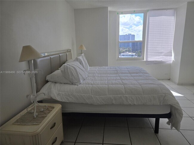 Building Photo - 3505 S Ocean Dr