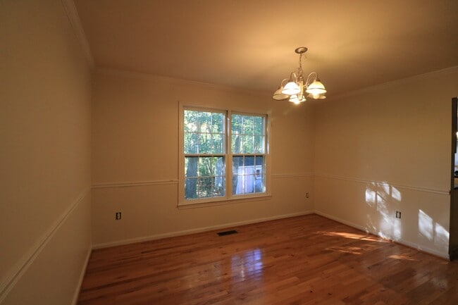 Building Photo - Spacious 4BD/2.5BA Colonial on Quiet Cul-d...