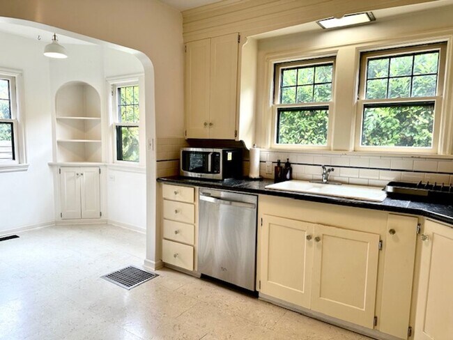 Building Photo - Private room for rent in Laurlhurst