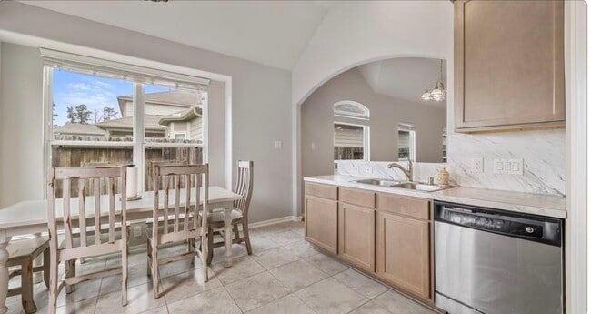 Building Photo - 12418 King Louis Dr