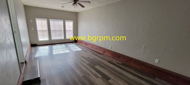 Building Photo - 3 Bd, 1 1/2 BA, home in Jacksonville