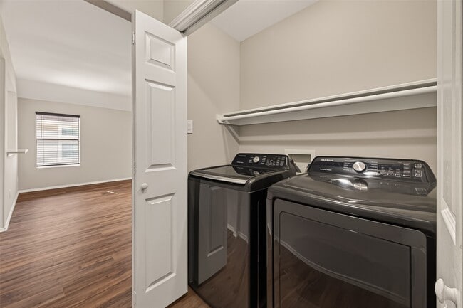 Building Photo - 9418 Belleclaire Ln