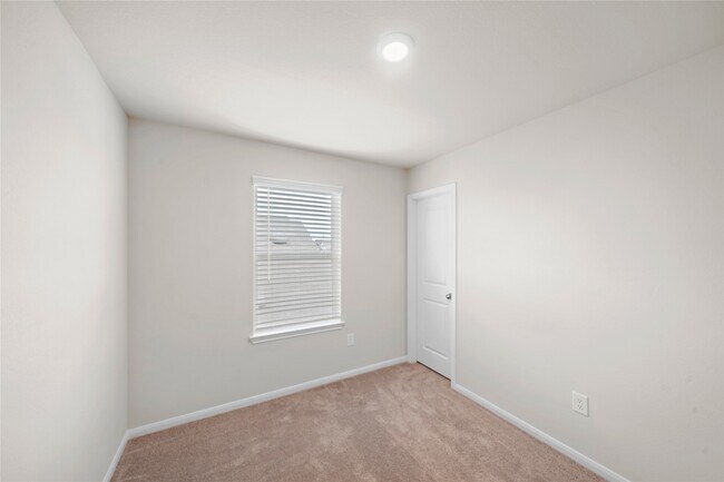 Building Photo - 6315 Lakeview Haven Dr