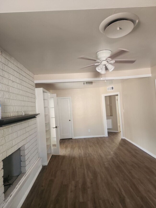 Building Photo - Lovely property in Bakersfield – 10 Minute...