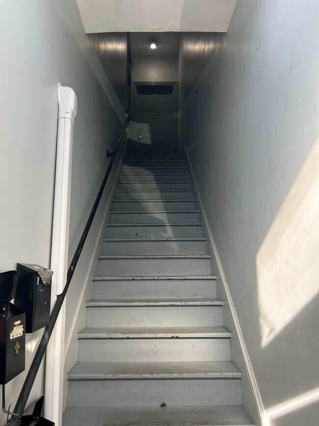 Building Photo - 27 W Seminary St