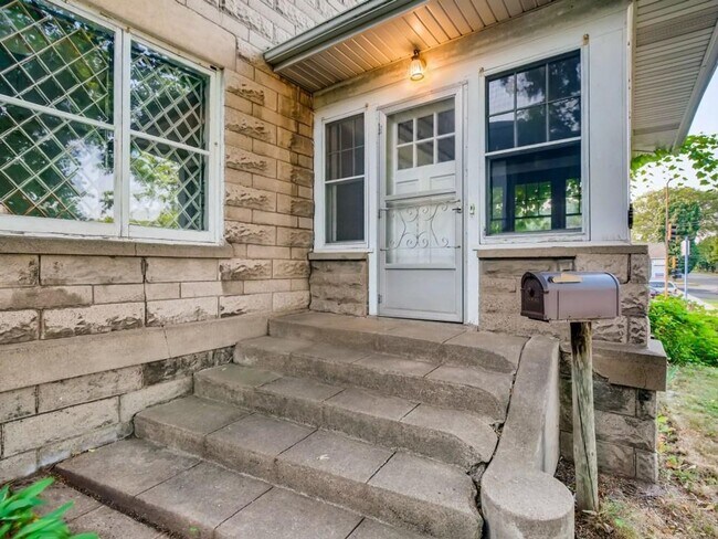 Building Photo - June 2026 ~ Cute 5 bedroom house. Spacious...