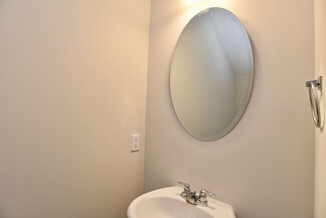 Building Photo - 3 Bedroom 2 1/2 Bath Townhome In Richmond Hill