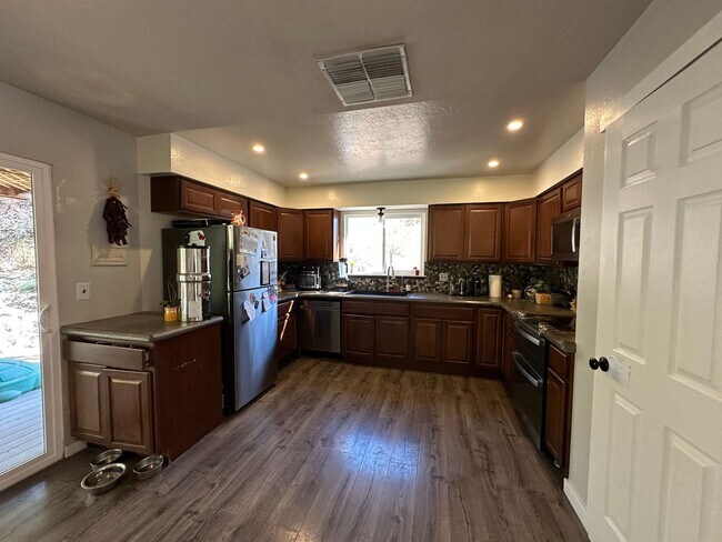 Building Photo - 2677 Rodney Dr