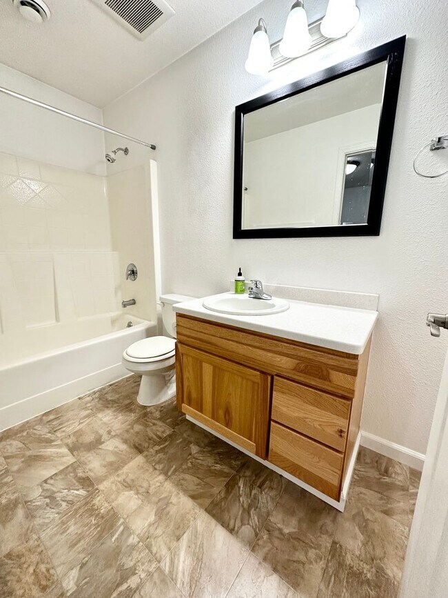 Building Photo - 4 bedroom Home for Rent in North Pole!