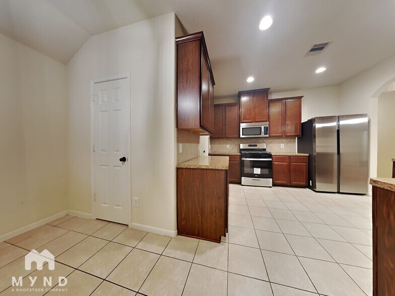 Building Photo - 2711 Lexington Park Dr